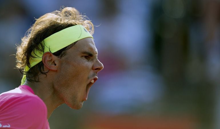 TOPSHOTS Spanish tennis player Rafael Nadal celebrates after winning a set against Argentine tennis player Carlos Berlocq during the Argentina ATP Open semi-finals, in Buenos Aires on February 28, 2015. AFP PHOTO / ALEJANDRO PAGNI