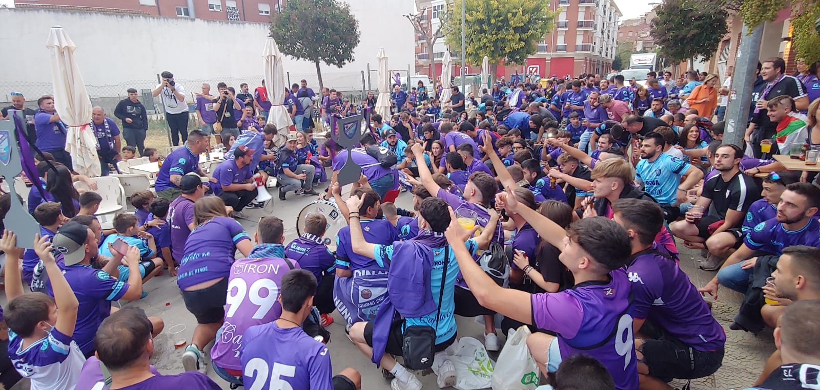 Los aficionados del Dinamo San Juan en las calles de Autol.