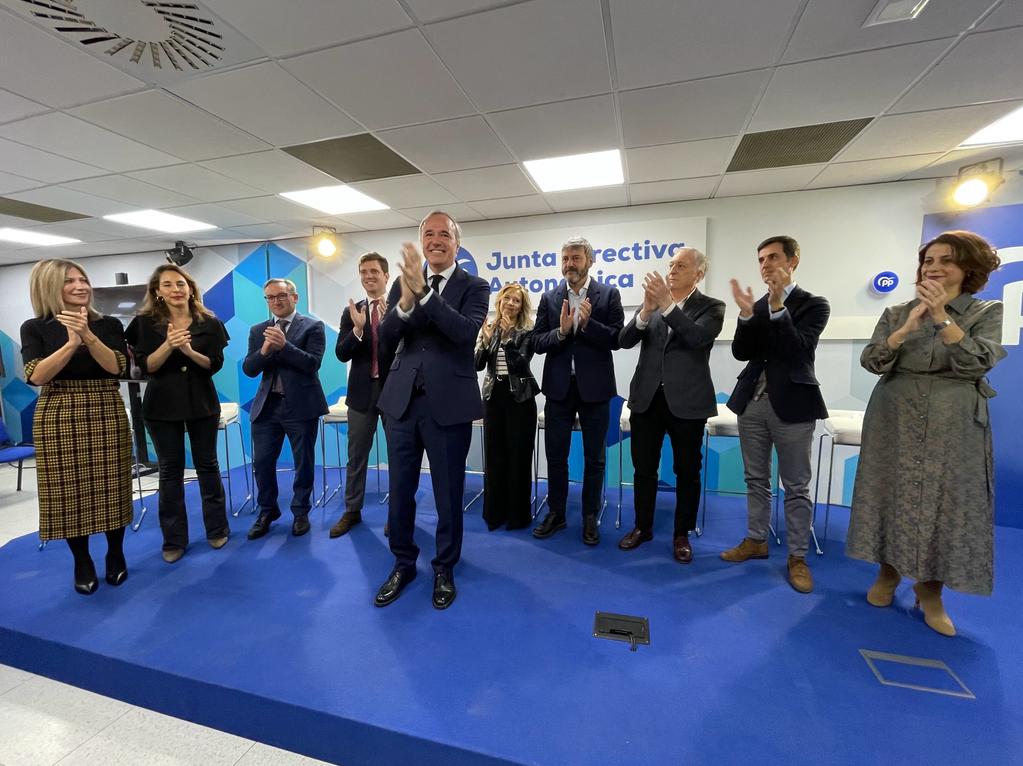 Jorge Azcón, rodeado de la plana mayor del PP de Aragón en la presentación de su candidatura al Gobierno de Aragón