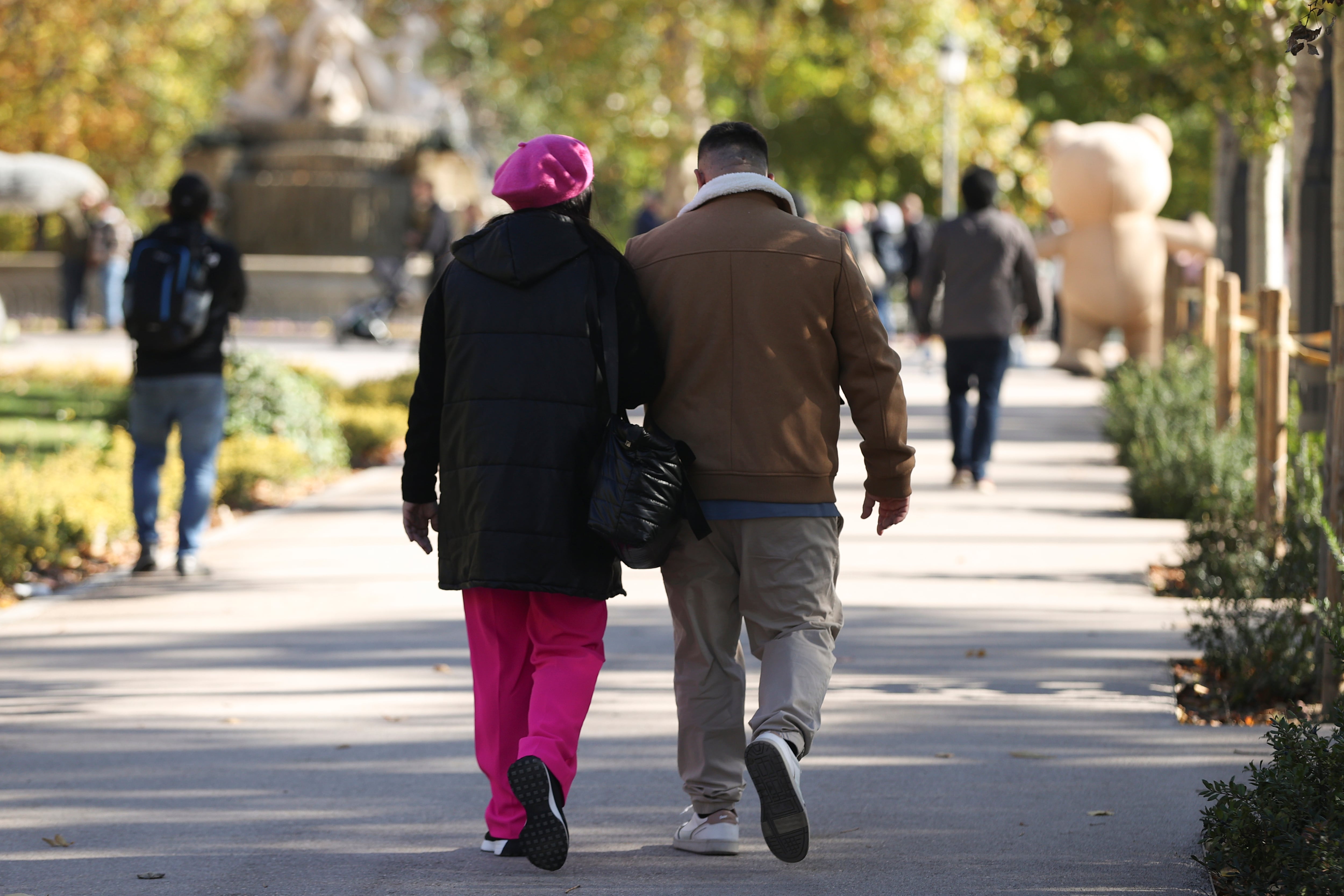 Una pareja pasea por el Parque del Retiro en Madrid