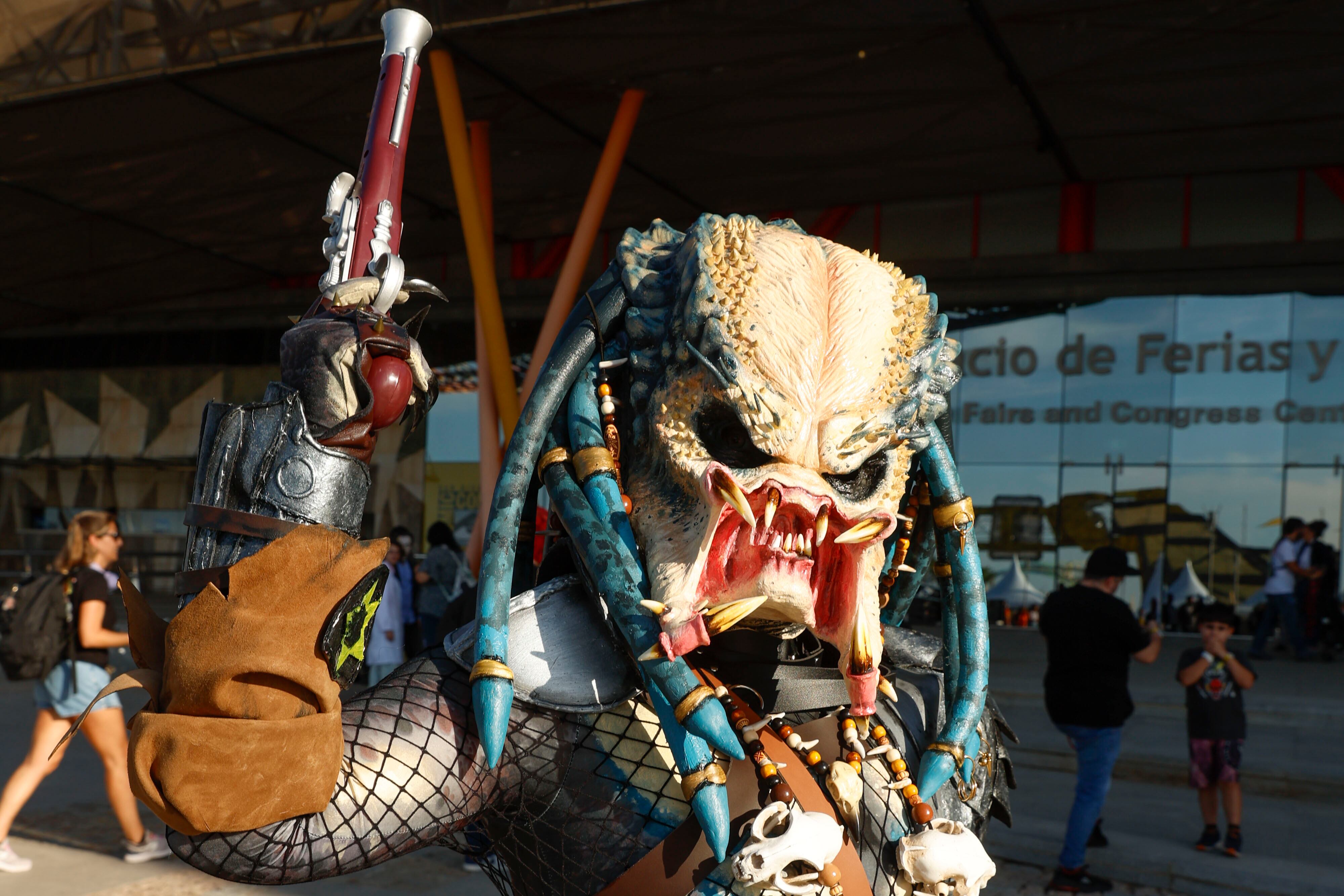 Un asistente disfrazado de Predator antes de acceder este jueves al recinto 