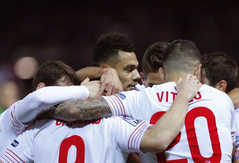 Los jugadores del Sevilla celebran el gol de Gameiro.