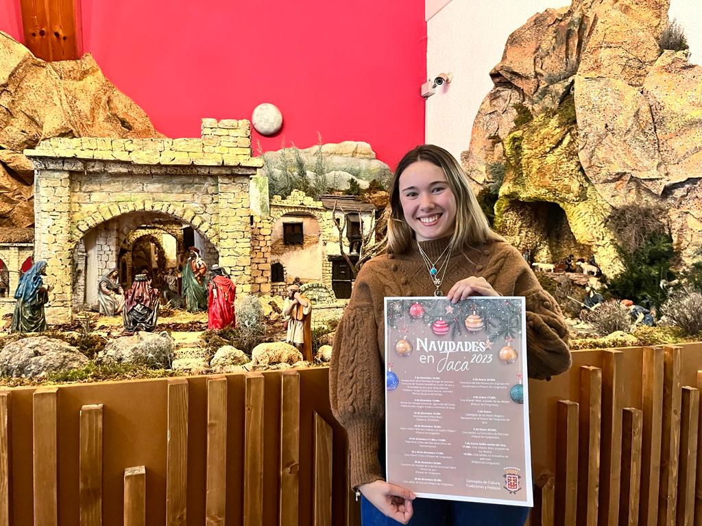 Andrea Valerio, concejal de Cultura y festejos, frente al belén que ya puede verse en el hall del Ayuntamiento