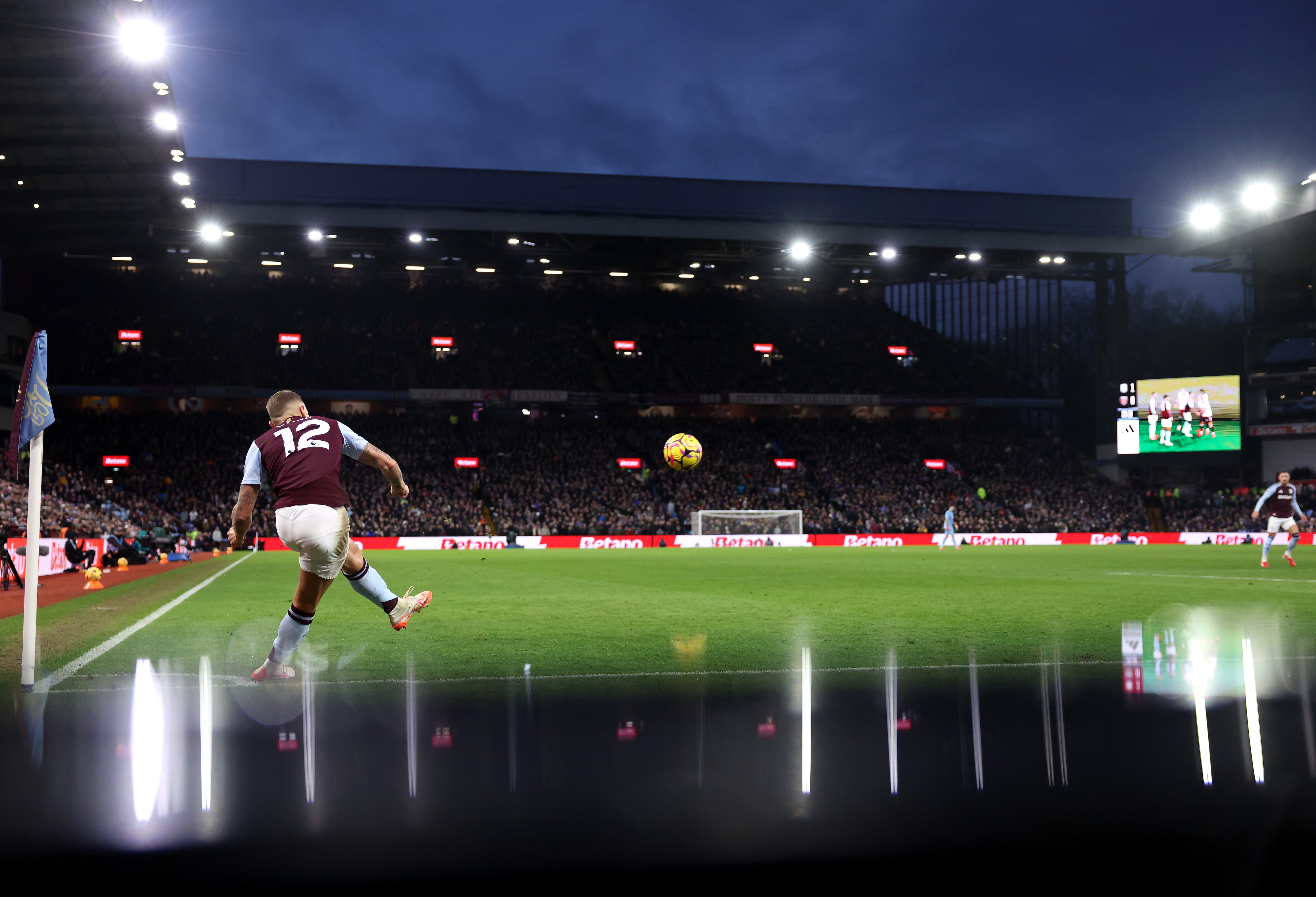 Lucas Digne, durante un saque de esquina. (Harry Murphy - AVFC/Aston Villa FC via Getty Images)