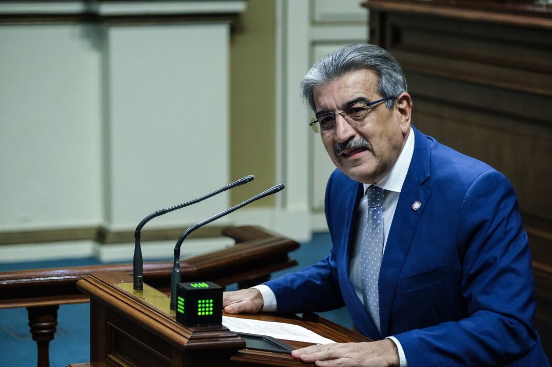 El vicepresidente y consejero de Hacienda del Gobierno de Canarias, Román Rodríguez, en un Pleno del Parlamento