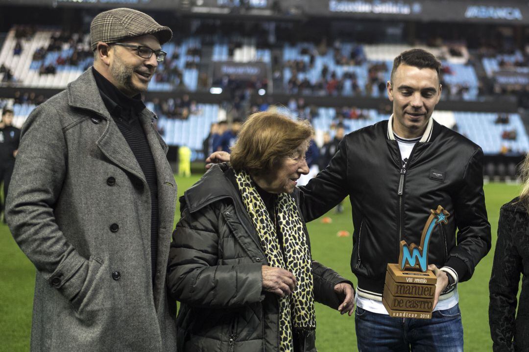 Iago Aspas recibe el premio Manuel de Castro al mejor jugador del Celta de 2018 entregado por familiares del fundador del Celta.