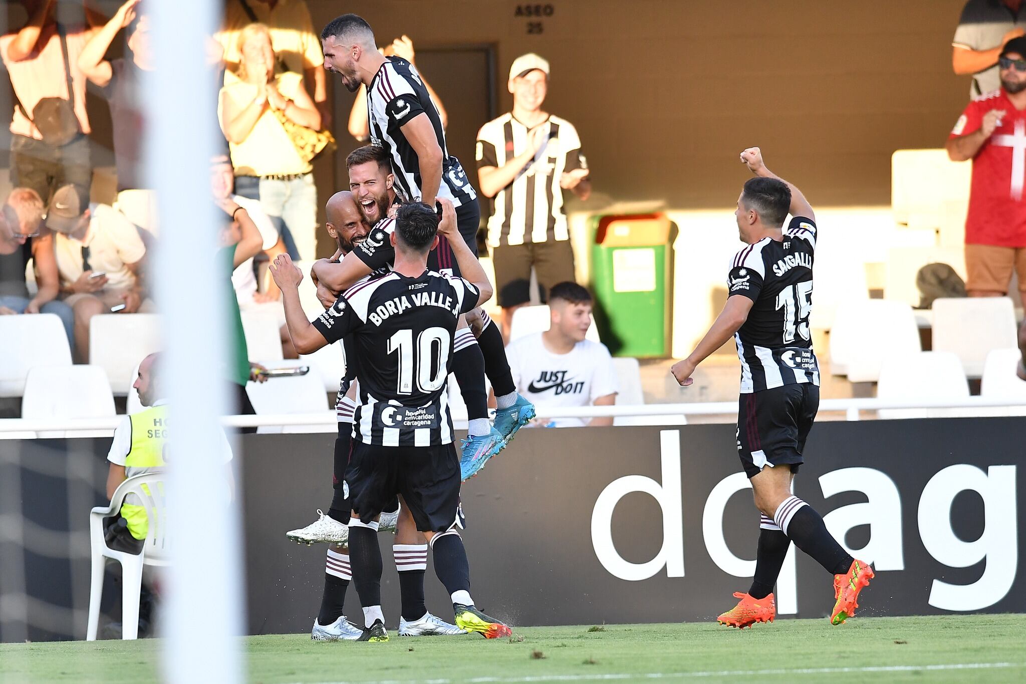 La plantilla albinegra celebra el primer gol del partido