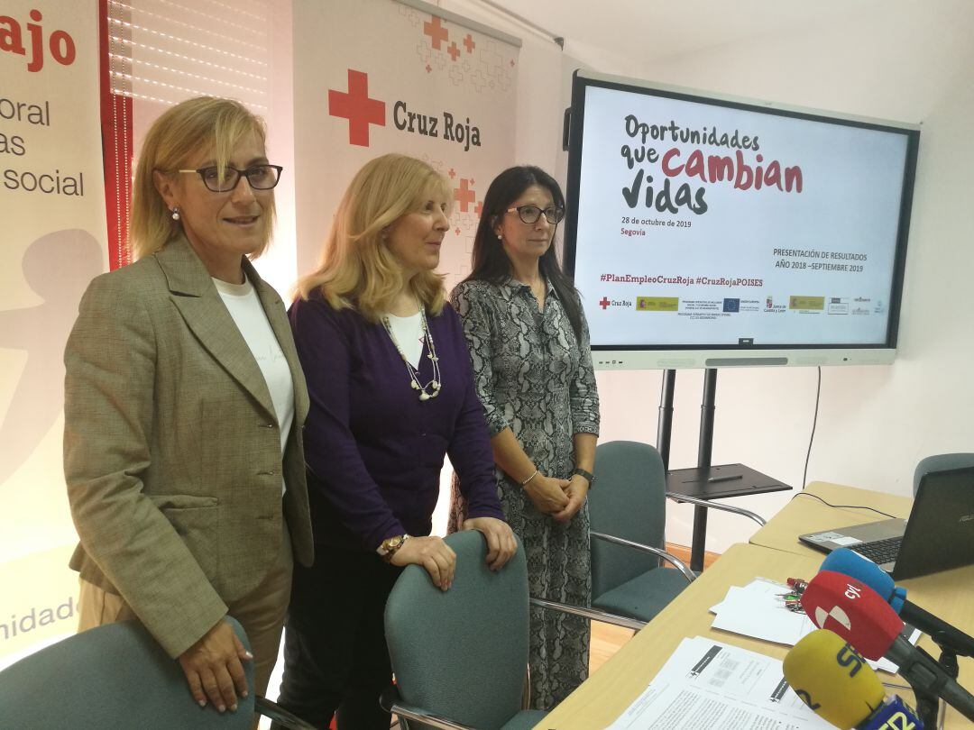  De izda a dcha Isabel Gómez Rincón coordinadora de Cruz Roja Española en la provincia, Ana Isabel García partipante en los planes y María Luisa de Pablo coordinadora de los planes de empleo de Cruz Roja en Segovia 