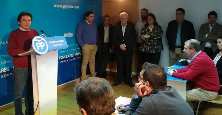 Miguel Moreno se dirige a los medios de comunicación y a compañeros del Partido Popular en la sede de la formación en Jaén.