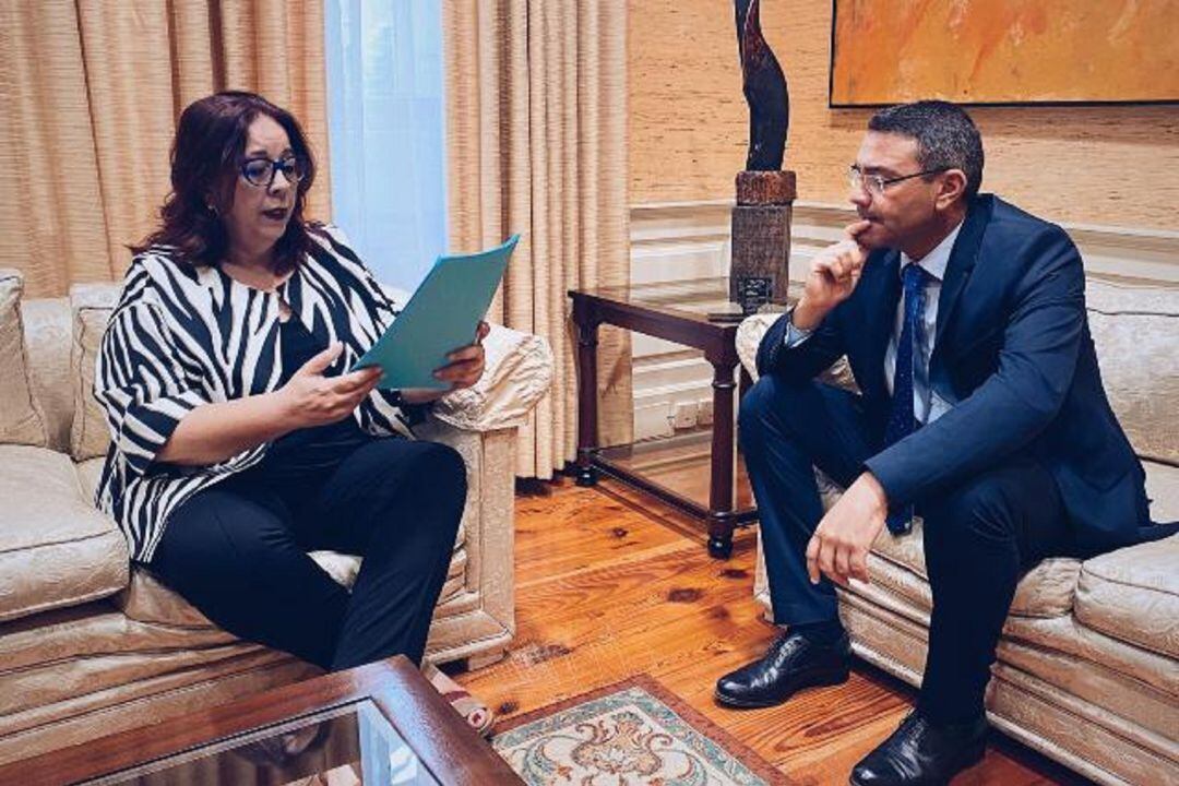 La consejera de Educación del Gobierno de Canarias, Manuela Armas, junto al alcalde de Teguise, Oswaldo Betancort.