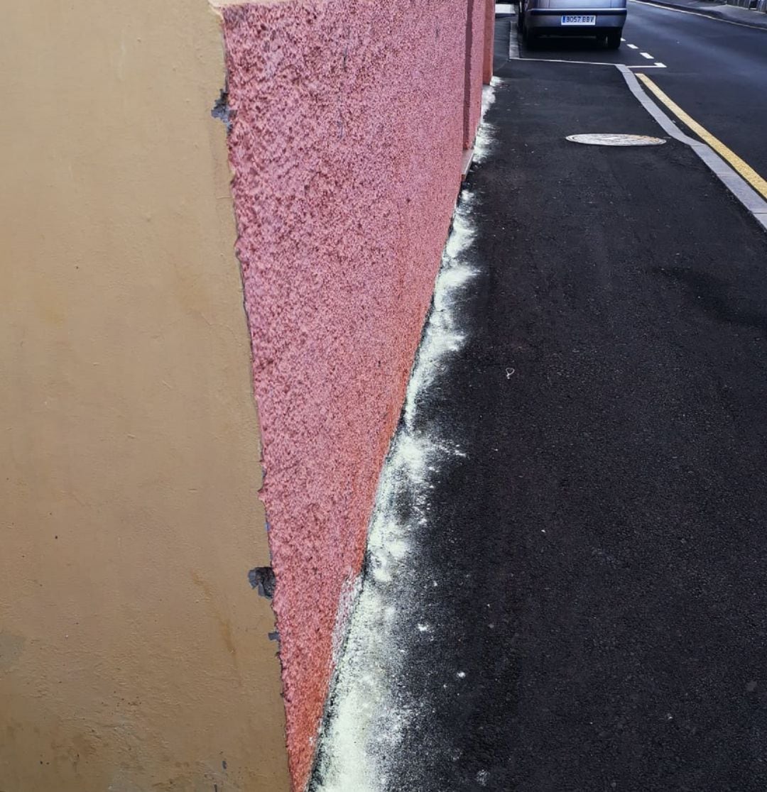 Azufre en una calle de La Victoria (Tenerife)