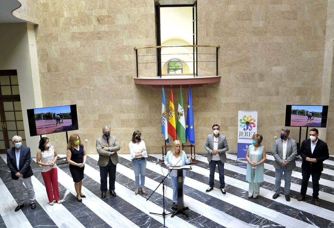 Mamen Sánchez junto a sus concejales este lunes en el Ayuntamiento de Jerez