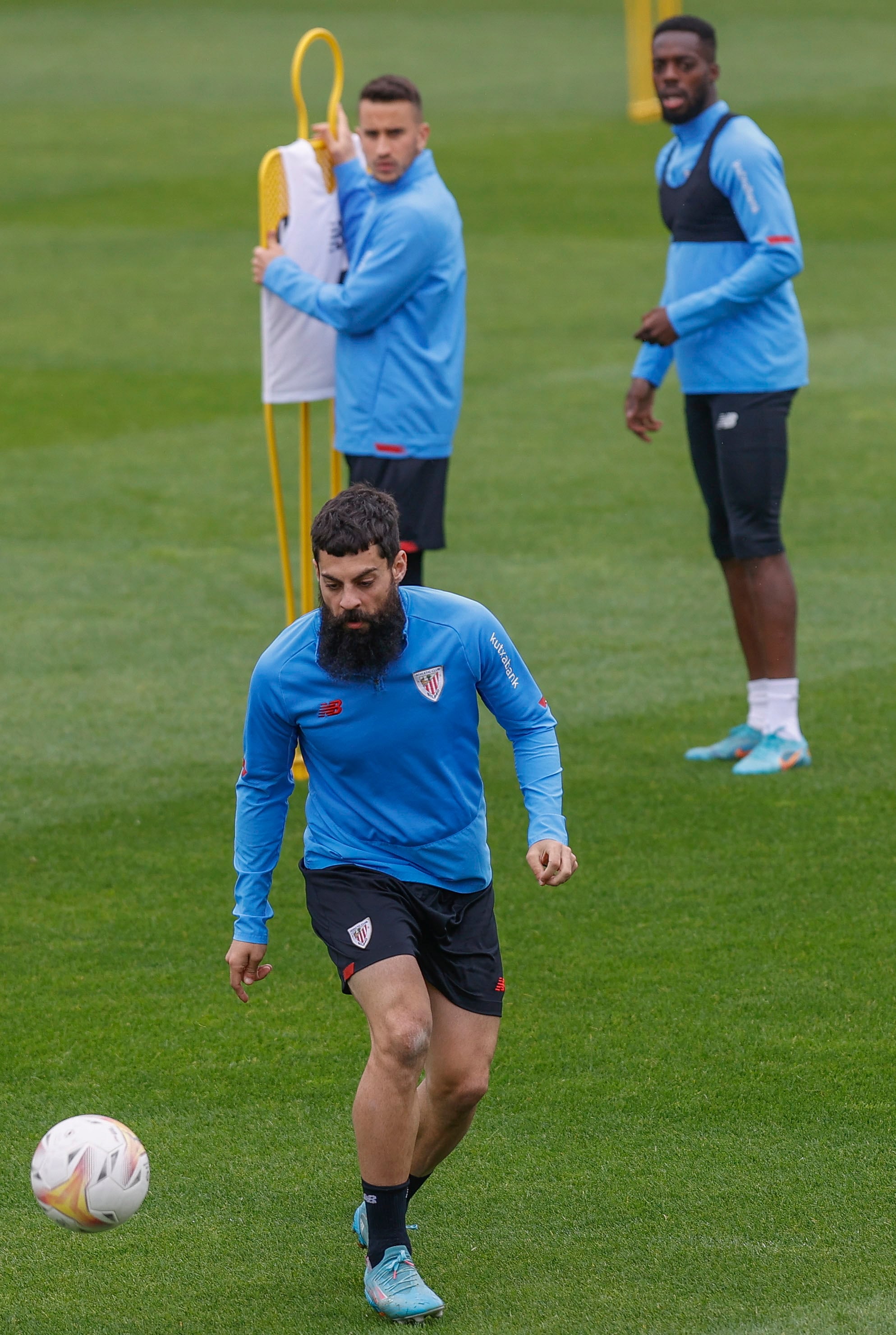 GRAFCAV4935. LEZAMA (BIZKAIA), 28/04/2022.- Asier Villalibre (c) golpea un balón durante el entrenamiento que el Athletic de Bilbao ha celebrado este jueves en sus instalaciones de Lezama (Bizkaia) para preparar el partido liguero del sábado ante el Atlético de Madrid en San Mamés. EFE/Miguel Toña
