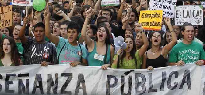 Cientos de estudiantes de secundaria ha protestado en Madrid contra los recortes en la educación pública, convocados por el Sindicato de Estudiantes, que promueve concentraciones en otra treintena de localidades españolas