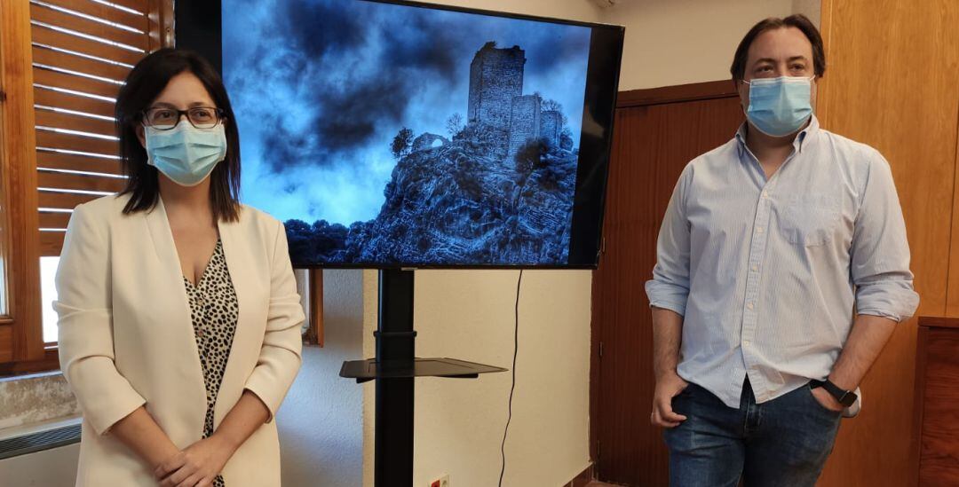 Los concejales del Ayuntamiento de Jaén, África Colomo y José Manuel Higueras, delante de una foto del castillo de Otíñar.