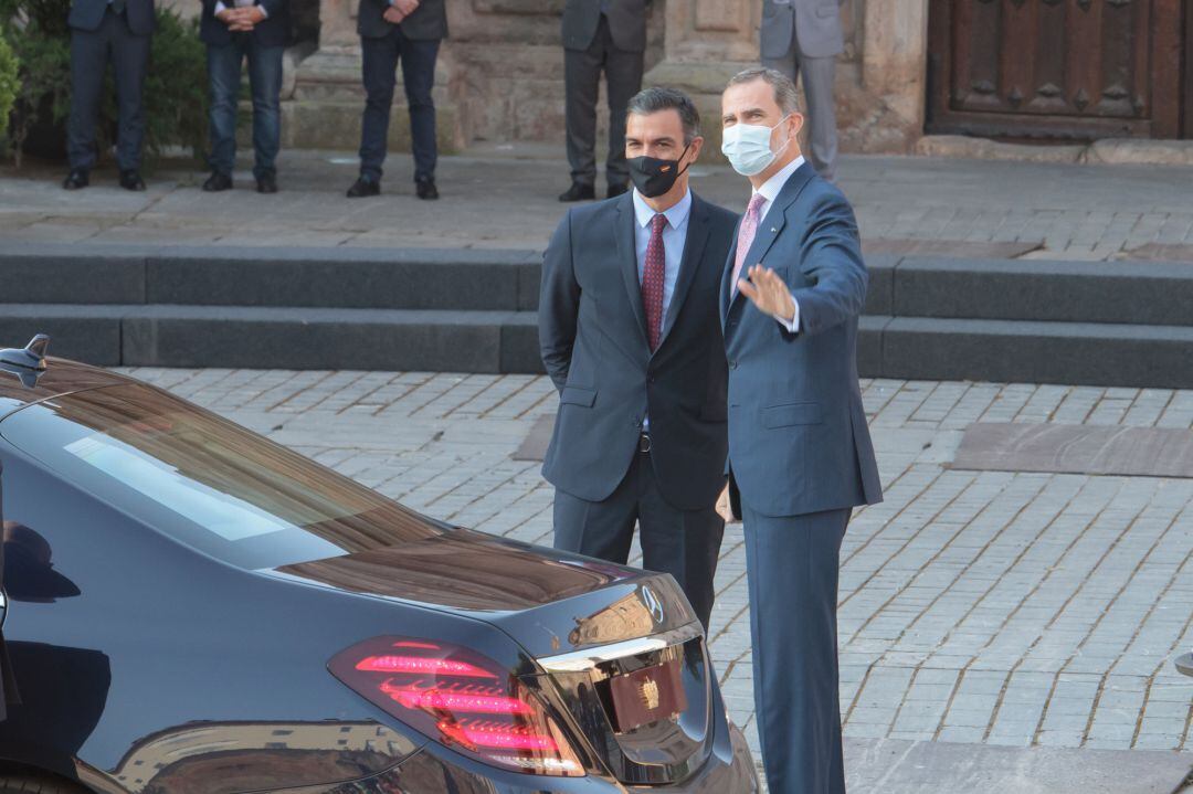 Acompañado del presidente del Gobierno, Pedro Sánchez (i), el Rey Felipe VI saluda a su llegada al monasterio de Yuso, antes de la celebración de la XXI Conferencia de Presidentes, en San Millán de la Cogolla, La Rioja (España), a 31 de julio de 2020. La conferencia busca el consenso para el reparto de los fondos de recuperación europeos por la crisis del coronavirus.