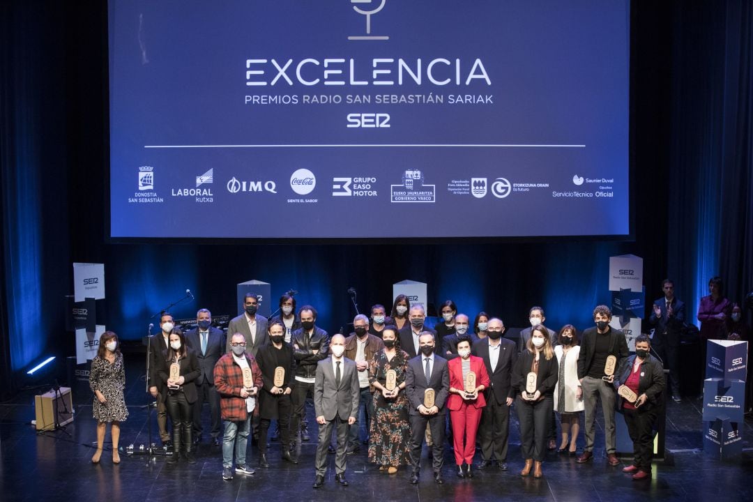 Foto de familia de los premiados en la tercera edición de los Premios Radio San Sebastián a la Excelencia. 