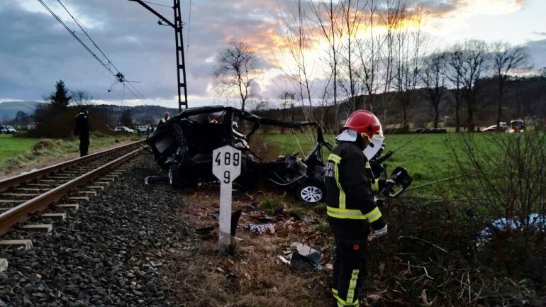 Guardia Civil, Bomberos y servicios funerarios, en el lugar del accidente