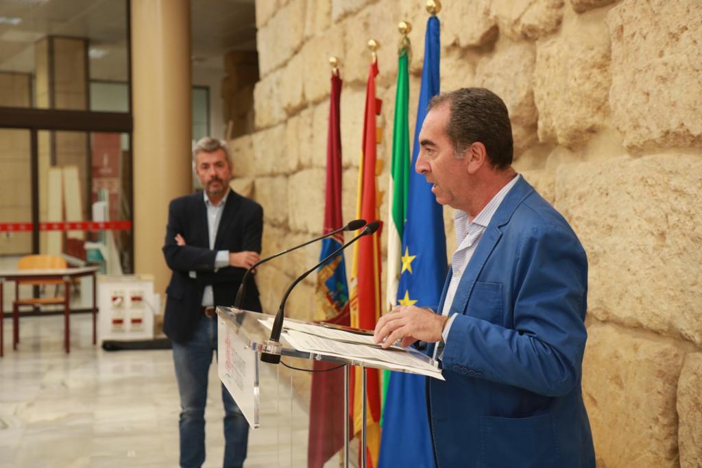 El delegado de Infraestructuras, Antonio Álvarez, durante una rueda de prensa. Al fondo, el delegado de Presidencia, Seguridad y Movilidad del Ayuntamiento de Córdoba, Miguel Ángel Torrico