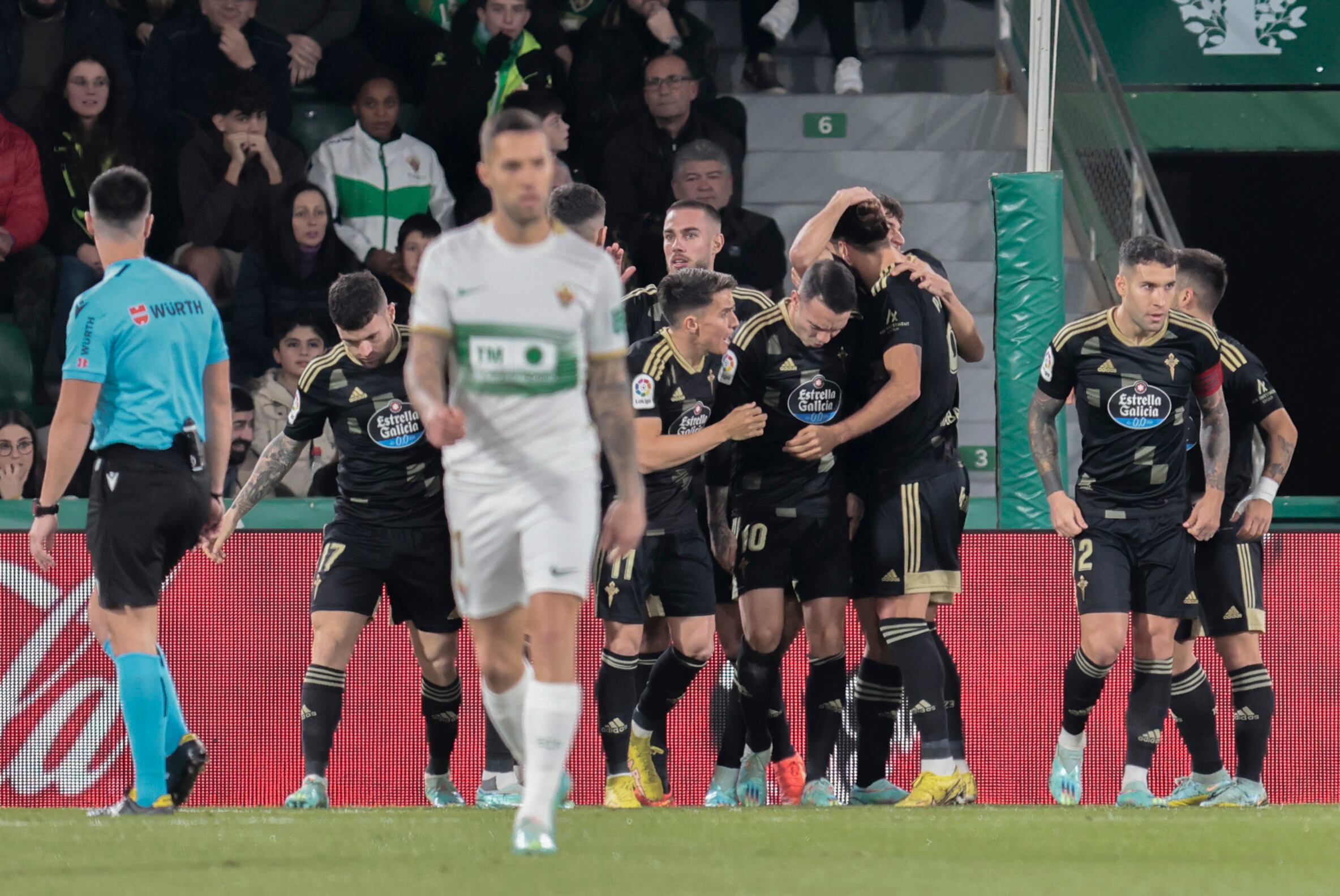 ELCHE (ALICANTE), 06/01/2023.- El delantero del Celta Iago Aspas (c) celebra con sus compañeros tras marcar el 0-1 durante el partido de LaLiga Santander entre el Elche CF y el RC Celta de Vigo celebrado este viernes en el estadio Manuel Martínez Valero de Elche. EFE/ Ana Escobar
