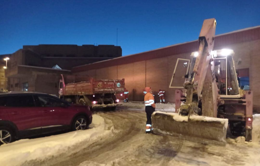 Limpieza de nieve en la estación de autobuses de Soria