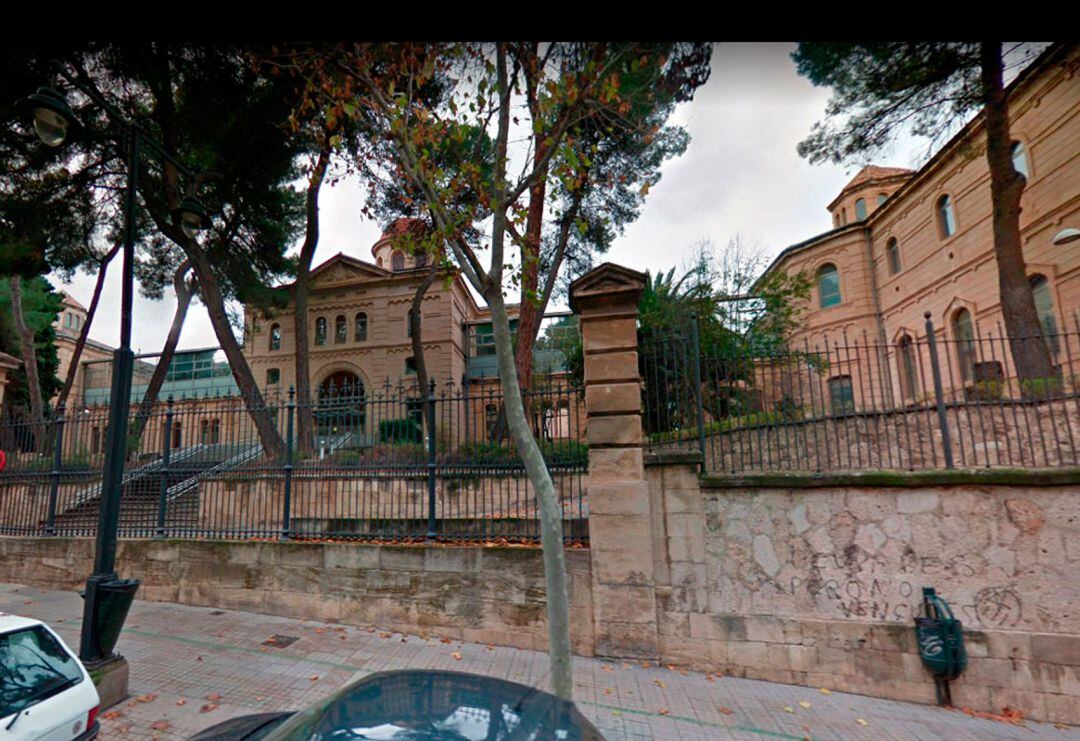 Puerta principal del geriátrico de la calle Oliver de Alcoy