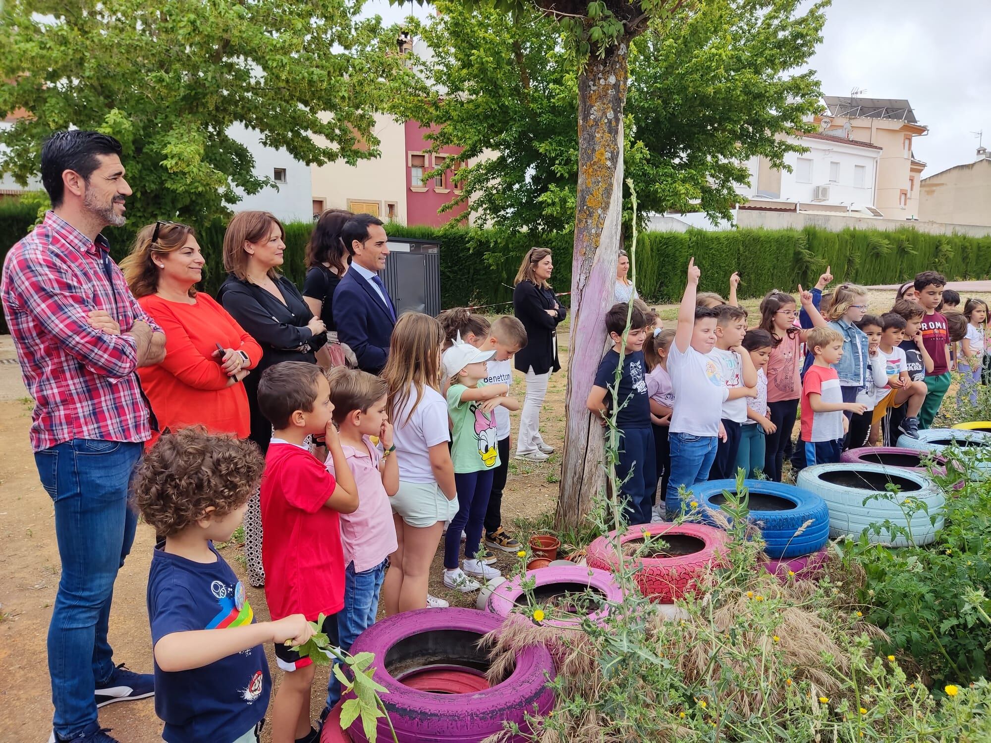 Alumnos del el C.E.PR. Hermanos Carvajales conocen junto a sus familias, esta iniciativa que facilita el paso del alumnado de Infantil a Primaria.
