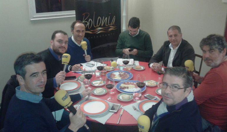 De izquierda a derecha, Manolo Aguilar, Fede Quintero, Santi Ortega, Florencio Ordóñez, José Galindo, uno de los propietarios de Bolonia Restaurante; José Guerrero 'Yuyu' y Fran Ronquillo