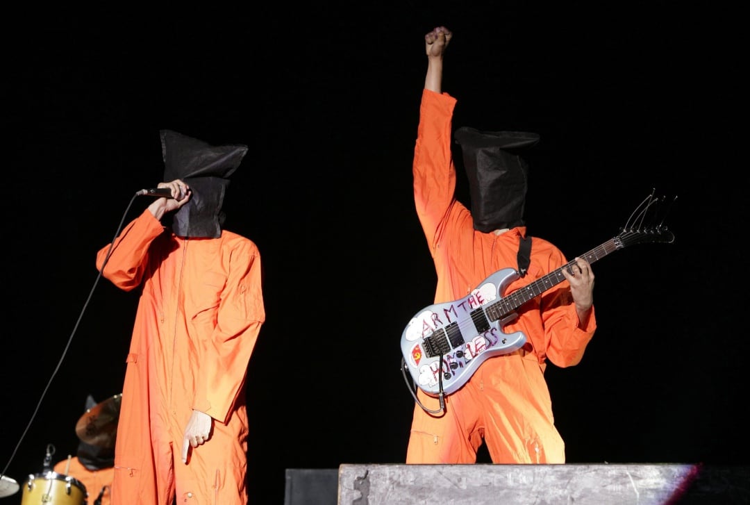 Los músicos de Rage Against the Machine ataviados como presos de Guantánamo durante su actuación en el Reading Festival