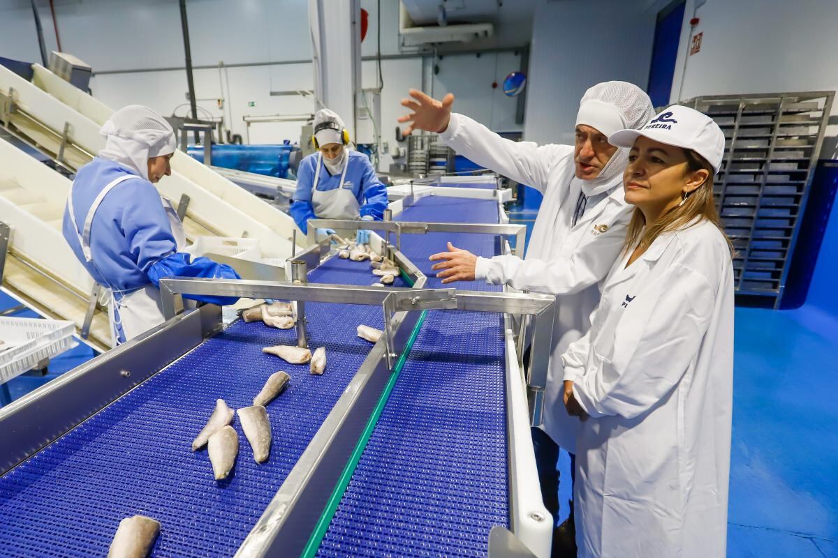La conselleira del Mar, Marta Villaverde, visita las instalaciones del Grupo Pereira en Vigo