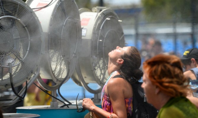 Una mujer se refresca ante las altas temperaturas