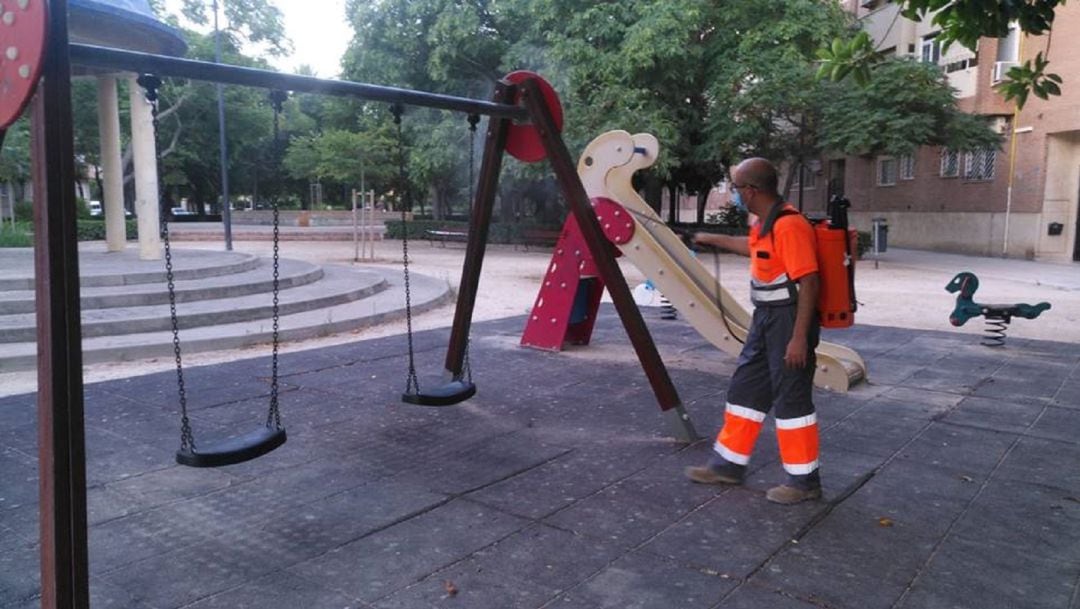 Operario de limpieza en un parque de València