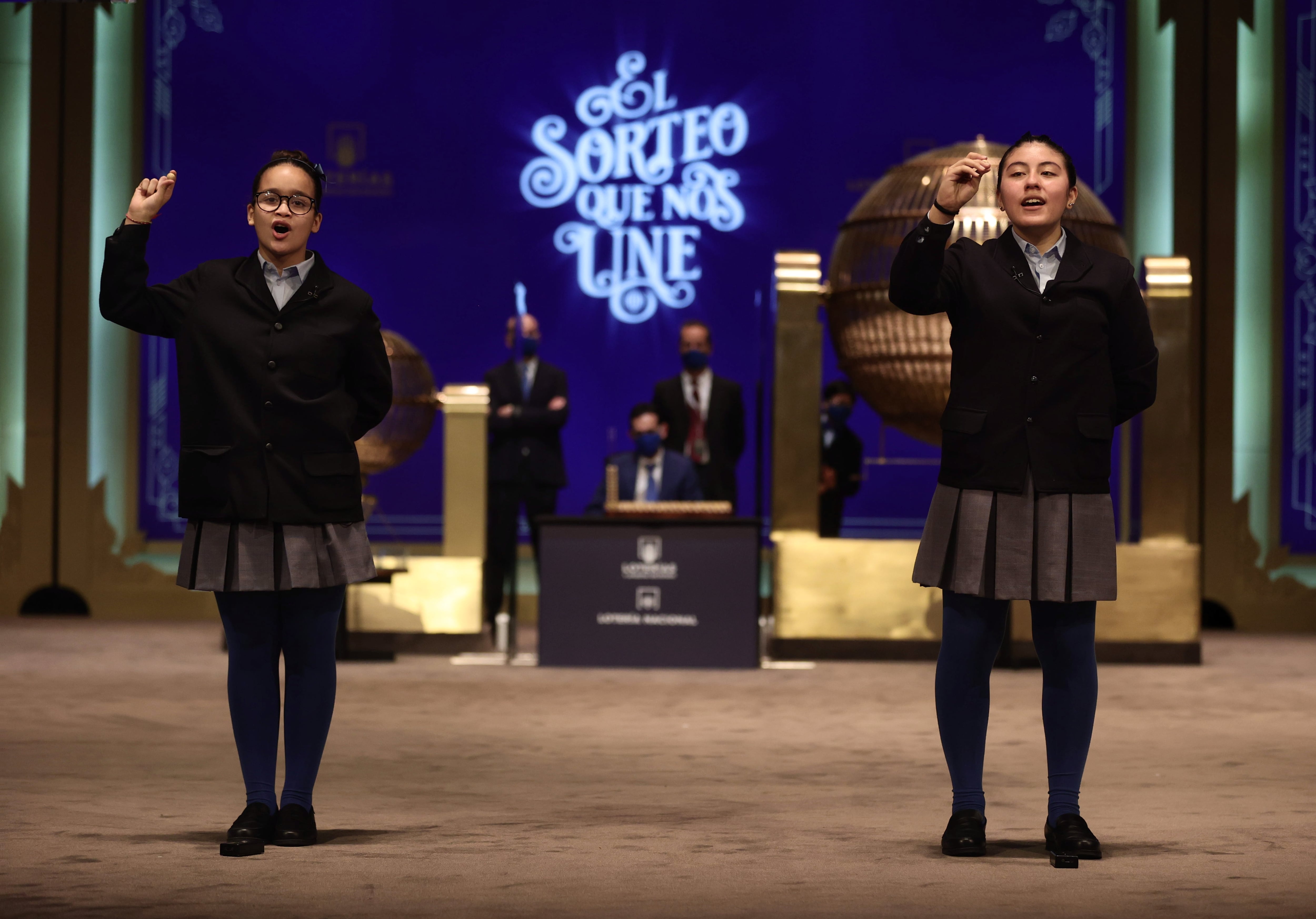 Dos niñas del Colegio de San Ildefonso durante un Sorteo de Navidad anterior.