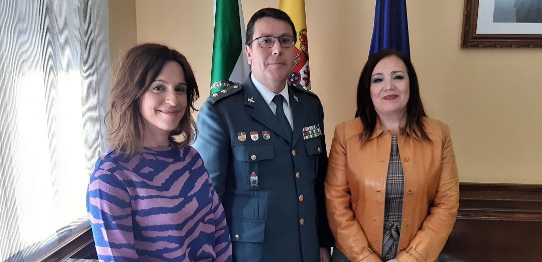 De izquierda a derecha: Isabel Ranea, secretaria general de la Subdelegación; teniente coronel jefe de la Comandancia de Jaén, Francisco José Lozano, y Catalina Madueño, subdelegada del Gobierno en Jaén