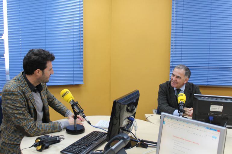 Enrique Árbol entrevista al subdelegado del Gobierno en Granada Santiago Pérez en los estudios de Radio Granada