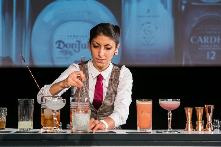 Adriana Chía, &#039;bartender&#039; de la coctelería Solange de Barcelona, durante la final del World Class Competition.