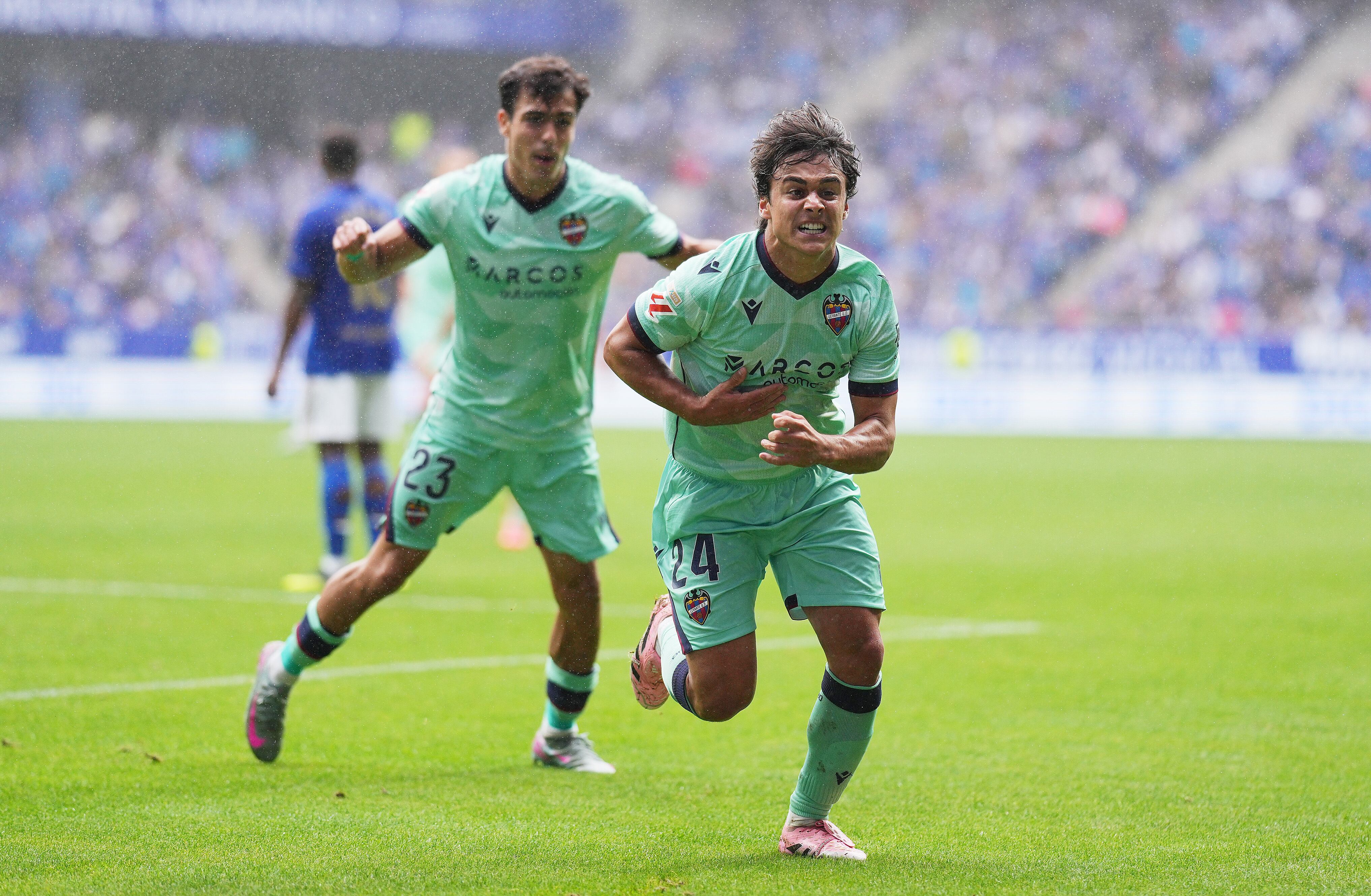 OVIEDO, SPAIN - OCTOBER 04: Carlos Alvarez of Levante UD celebrates scoring his team&#039;s first goal during the LaLiga EA Sports match between Real Oviedo and Levante UD at Carlos Tartiere on October 04, 2025 in Oviedo, Spain. (Photo by Juan Manuel Serrano Arce/Getty Images)