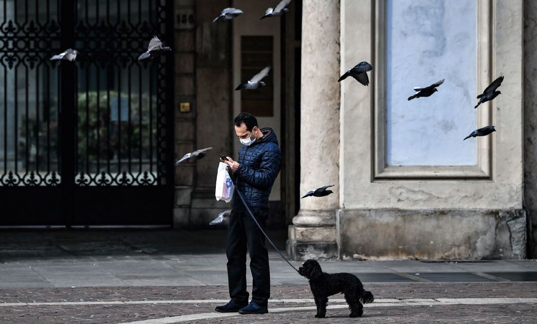 Un hombre paseando.