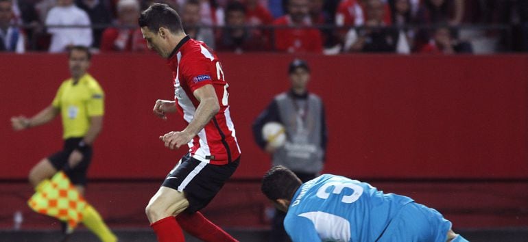 El delantero del Athletic de Bilbao Aritz Aduriz (i) supera al portero del Sevilla FC, Soria (d), durante el partido de vuelta de cuartos de final de la Liga Europa que se disputa hoy en el estadio Ramón Sánchez Pizjuán, en Sevilla