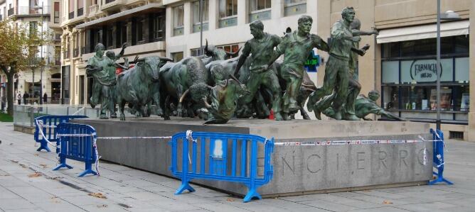 El monumento al Encierro de Pamplona, rodeado de vallas