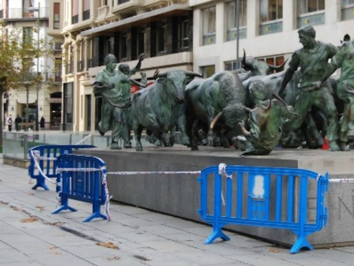 El monumento al Encierro de Pamplona se rodeará con un seto para evitar accidentes