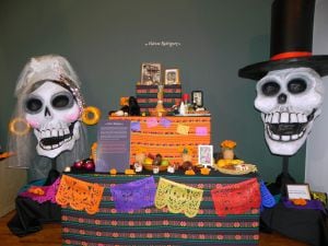 Altar realizado por el actor hispano Valente Rodríguez para la festividad del Día de los Muertos en el Museo de Arte Latinoamericano en Los Ángeles