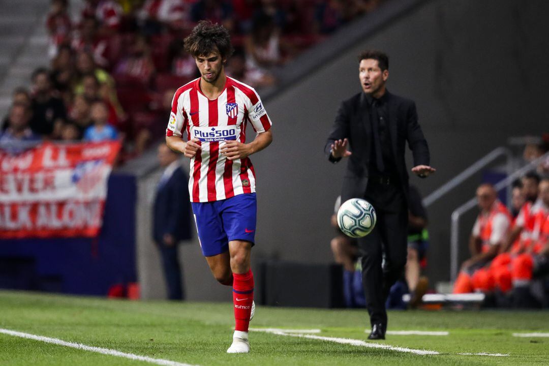 Joao Félix y Diego Simeone, en un partido del Atlético de Madrid.