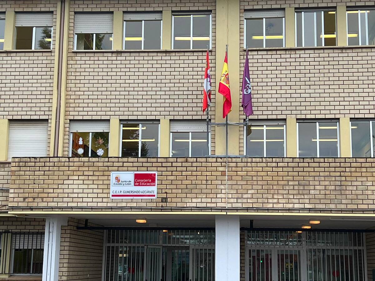 Educación recula y repone la bandera de León para recibir a los Reyes en el Gumersindo de Azcárate