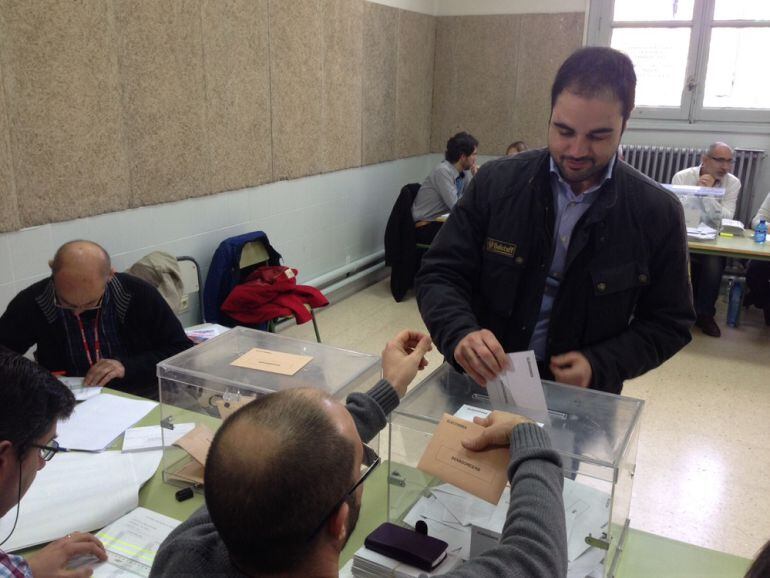 El candidato de Ciudadanos por Zaragoza, ejerciendo su derecho al voto