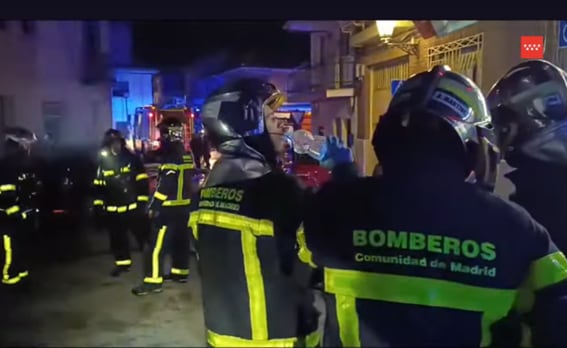 Los bomberos actuando en el incendio