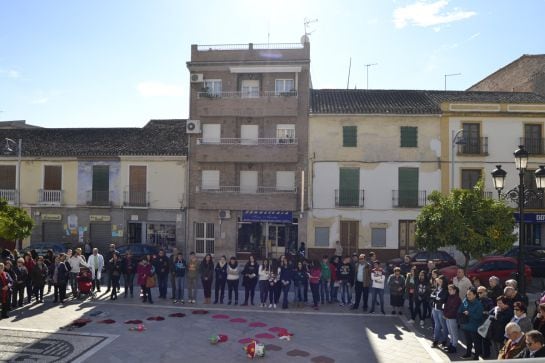 Concentración 25N contra la violencia de género en Pinos Puente(Granada)