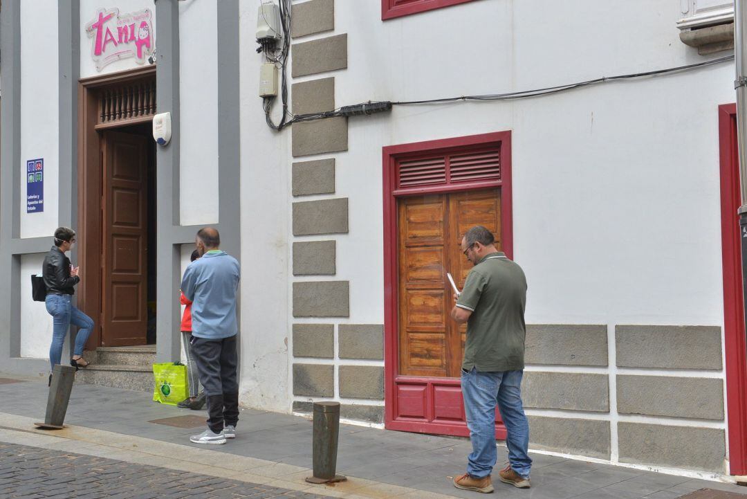 Colas ante los establecimientos guardando la distancia de seguridad  