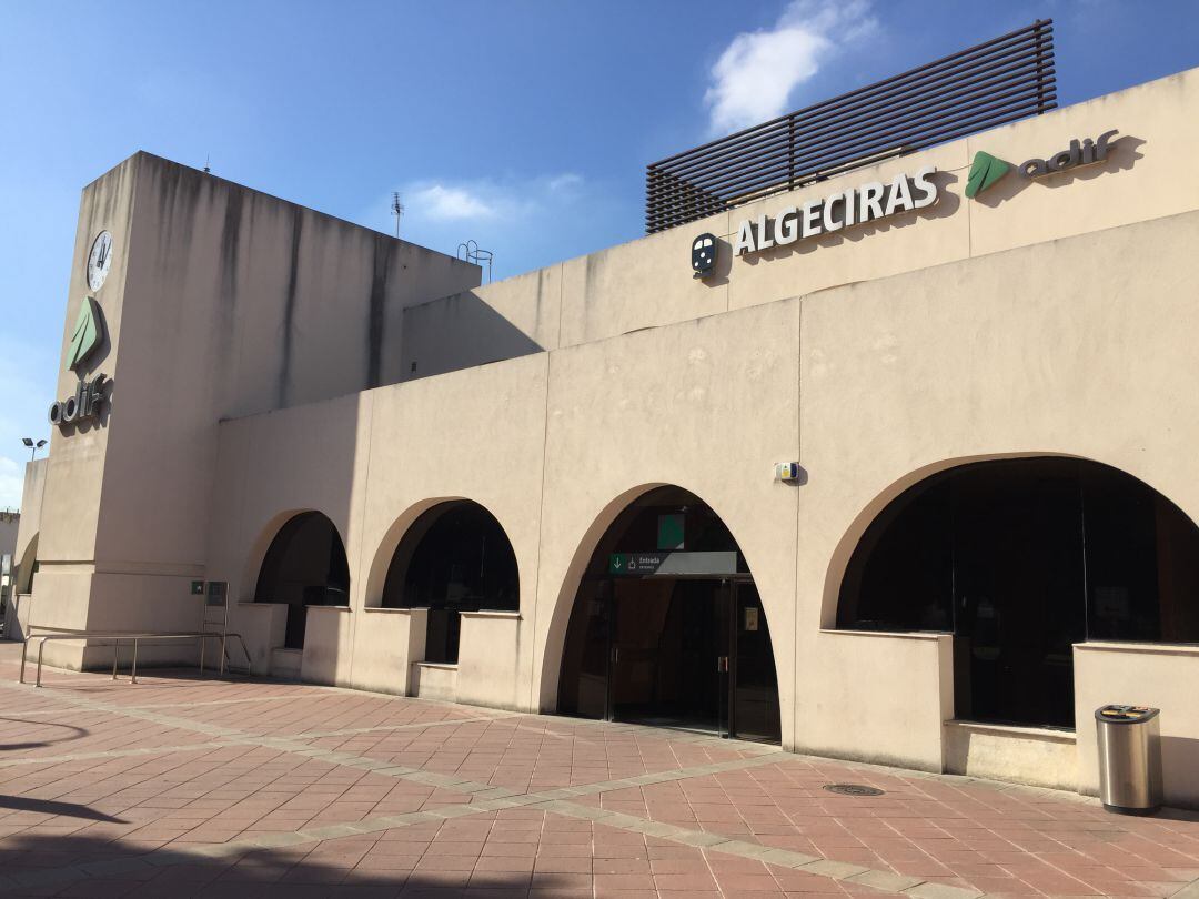 Fachada de la estación de trenes de Algeciras.