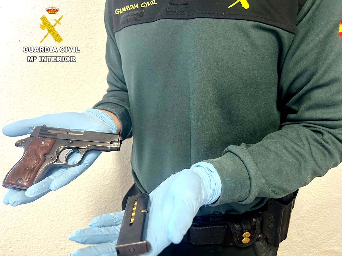 La Guardia Civil detiene en Santiago de Cartes a un hombre con una pistola, que era buscado por una agresión con arma blanca